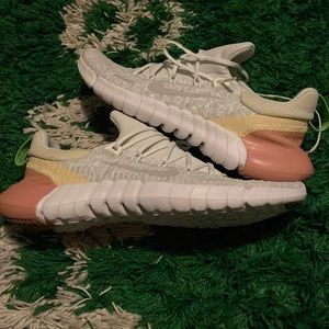 Nike free run off white pink